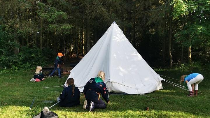Børn der slår telt op.